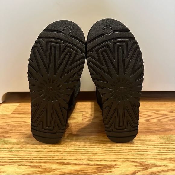 NEW Women’s Ugg Classic Short II Boot - Picture 2 of 7